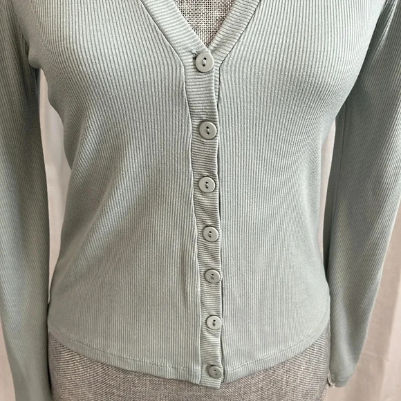 V Neck Button Top Puff Sleeve, Size M - Picture 2 of 8